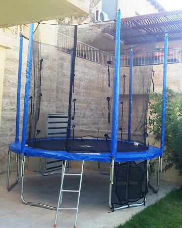 טרמפולינת חצר עם רשת הגנה טרמפולינת חצר עם רשת הגנה